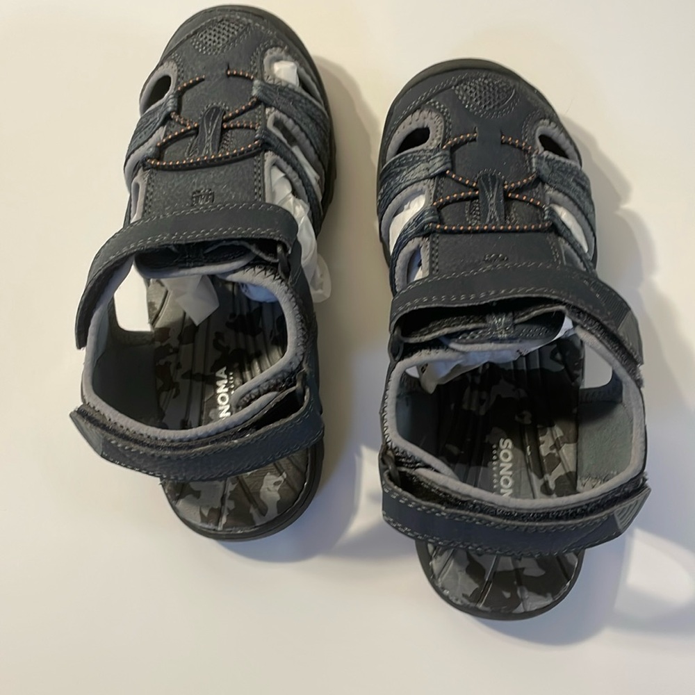 Sonoma, boys size 5, navy blue and black style wander